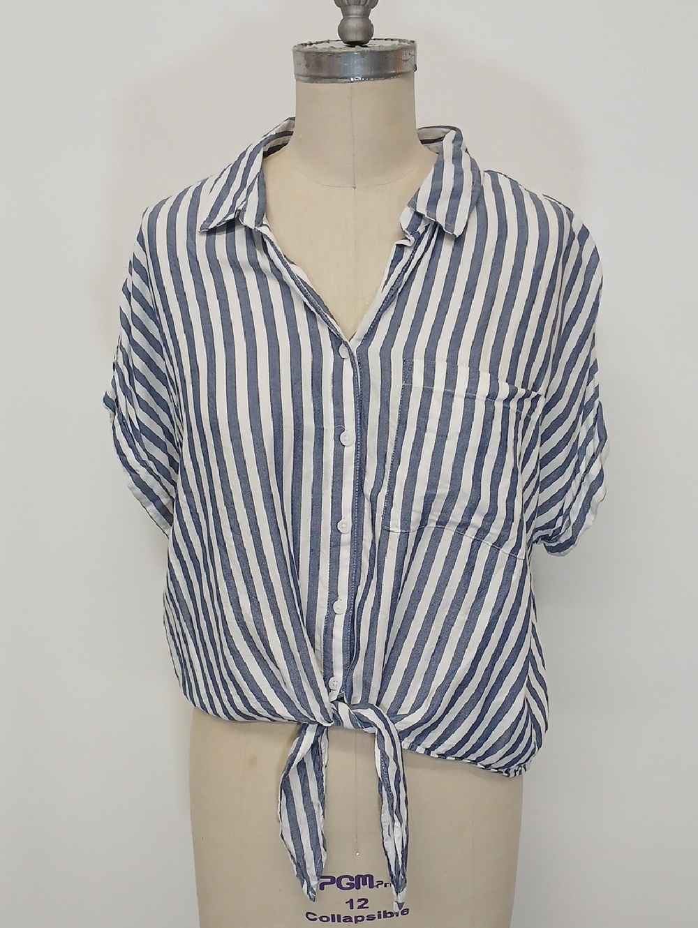 beachlunchlounge Blue and White Vertical Stripe Tie-Front Button Shirt / XL
